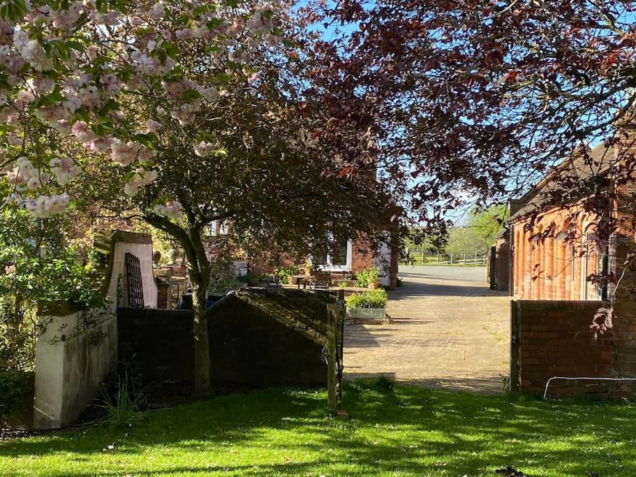 Cottage Barn Conversion On Working Farm Worcester Eksteriør billede